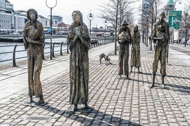 5. "Эмигранты. Голод", Дублин. Очень страшная и реалистичная скульптурная группа, посвященная голоду 1845-1849 годов в Ирландии. Именно тогда многие ирландцы эмигрировали в Америку