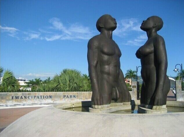 19. Кингстон, Ямайка. Скульптура, изображающая мужчину и женщину, смотрящих в небо. Символ триумфального освобождения от оков рабства