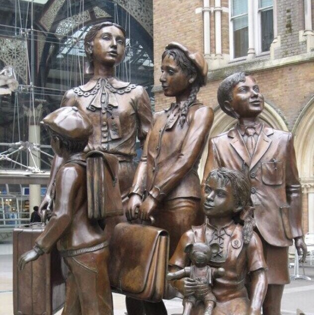 9. Памятник с изображением еврейских беженцев, спасающихся от геноцида и приехавших в Великобританию. Установлен рядом с вокзалом Ливерпуль-стрит в Лондоне