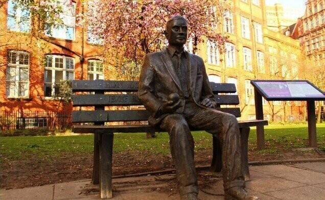 8. Памятник математику Алану Тьюрингу. Манчестер. Известный ученый и одна из самых известных жертв гомофобии в Великобритании