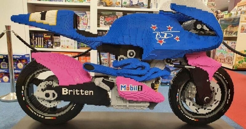 Мотоцикл Britten V1000 собрали в натуральную величину из кубиков Lego