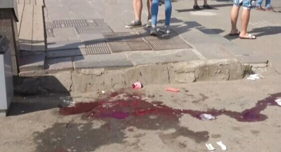 У станции метро "Царицино" подвыпившая дама расправилась с двумя кавалерами, убив их ножом