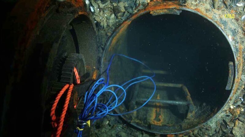 Проникновение дайверов на затопленную подводную лодку 