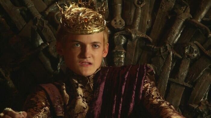 11. Джек Глисон. В 25 лет изобразил 17-летнего короля Джоффри в "Игре престолов". Ну это еще ничего, по книге ему вообще должно было быть тринадцать!