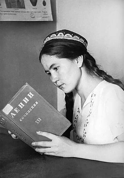 Узбекская девушка читает произведение Ленина. Автор Макс Пенсон.