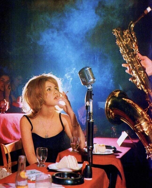 Женщина слушает джазовую музыку из номера Кавальера, сентябрь 1965