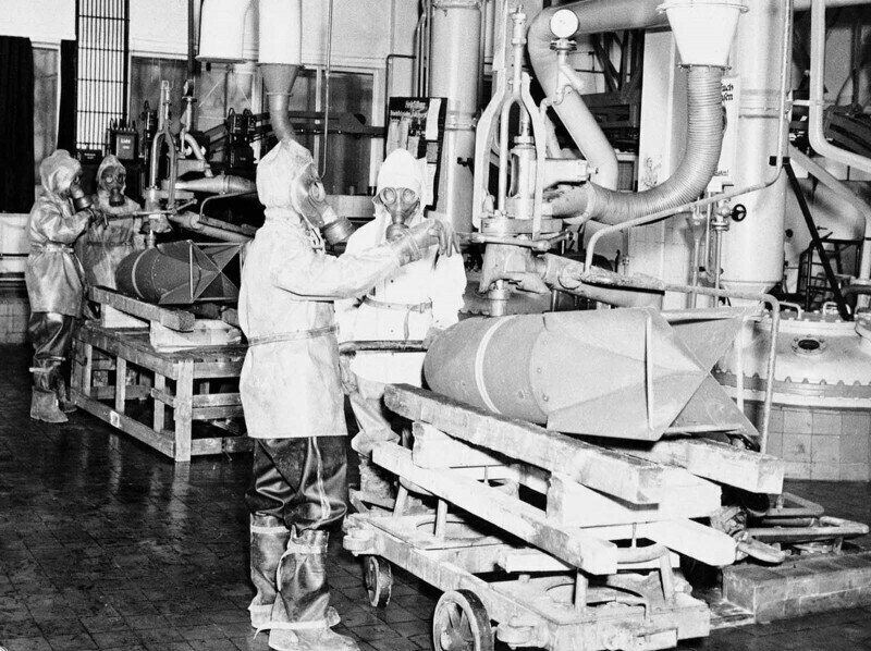 Рабочие в спецодежде дезактивируют отравляющие бомбы. Германия, 28 июня 1946 г.