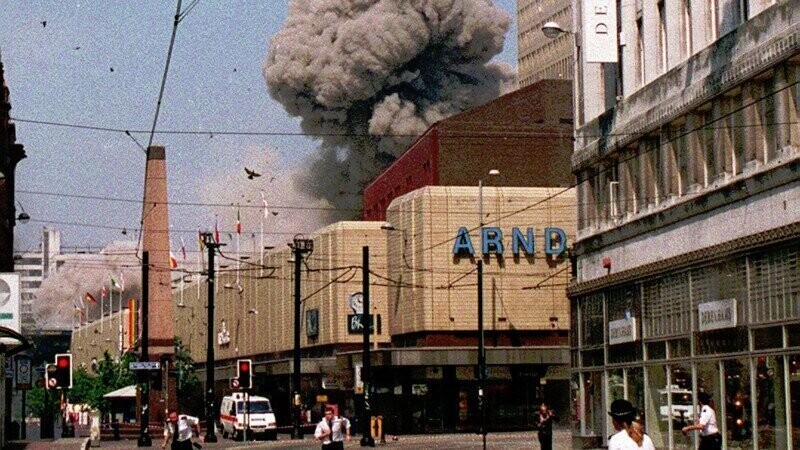 Центр Манчестера, Великобритания, взрыв грузовика террористами ИРА, в результате чего 212 человек получили ранения. Эта бомба была самой большой, взорванной в Великобритании после Второй мировой войны. 15 июня 1996 г.