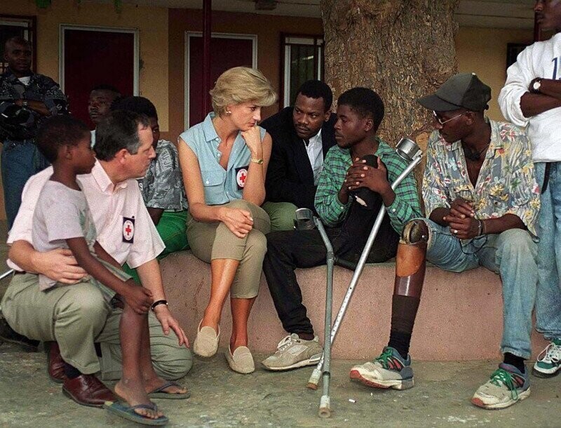 Принцесса Диана с пострадавшими от мин в Луанде, Ангола, 1997