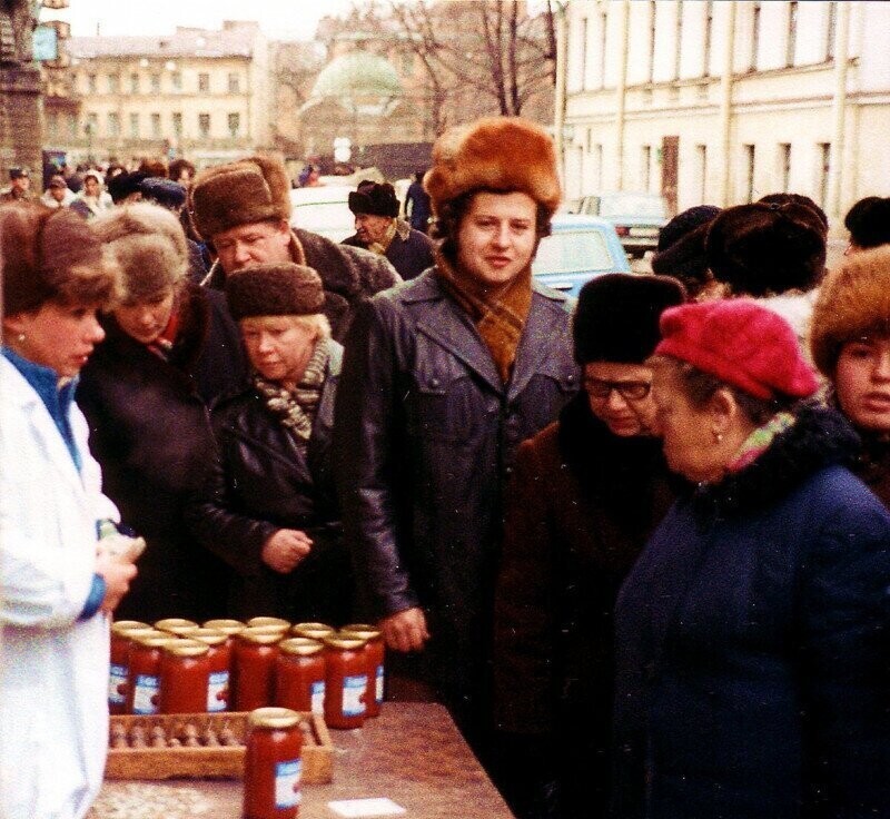 Болгарские томаты выбросили. Москва. 1980-е.