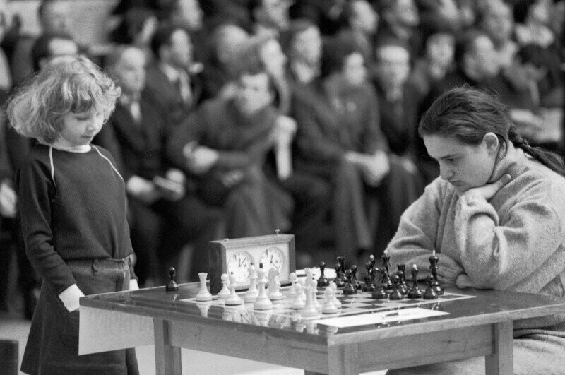В игре чемпионка мира по шахматам среди женщин Майя Чибурданидзе (справа). СССР. Конец 1970-х.