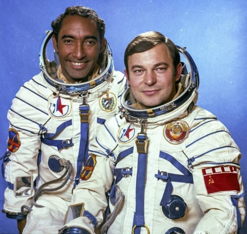 Первый "чёрный" космонавт человечества, кубинец африканского происхождения Арнальдо Тамайо Мендес. Стартовал вместе с Юрием Романенко на корабле «Союз-38» 18 сентября 1980 года.