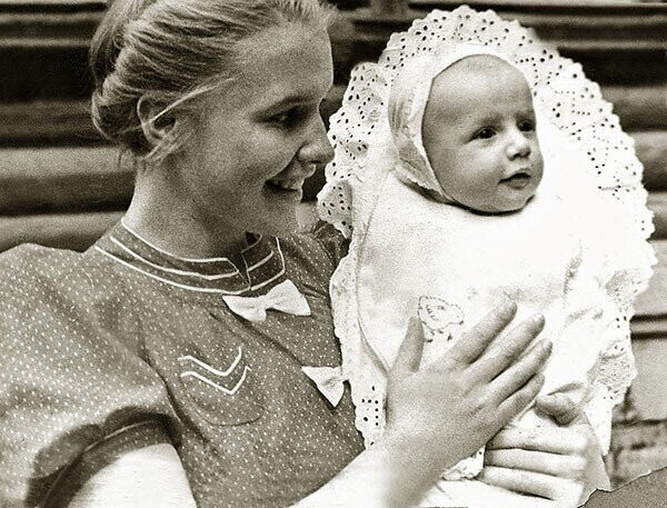 Саша Пороховщиков с мамой Галиной Александровной, 1939 год