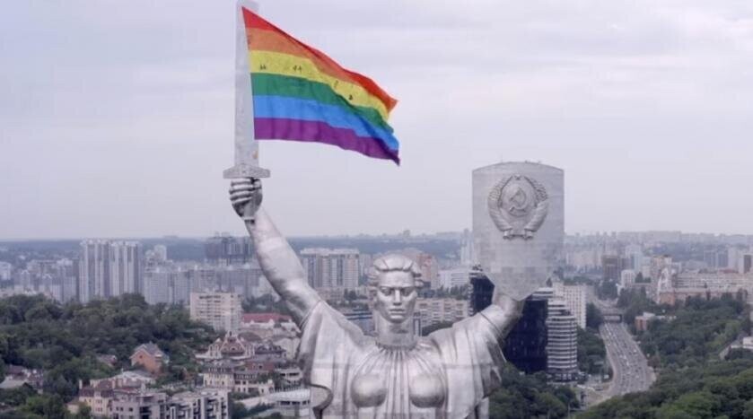 В Киеве ЛГБТ-активисты вывесили радужный флаг на монументе "Родина-мать"
