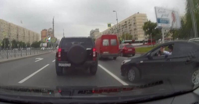 Самое главное сразу оценить повреждения своего автомобиля: столкновение с мотоциклистом в Петербурге