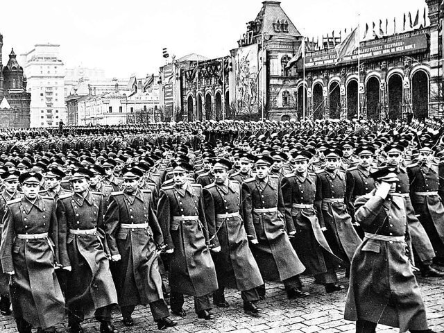 Пропитанный духом победителей: чем знаменателен парад Победы 1945 года
