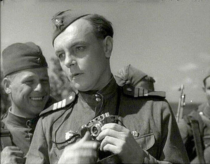 1955, «Максим Перепелица» — армейский фотокорреспондент.