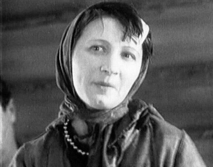 Рина Зелёная, 1931, «Путевка в жизнь» — девушка из «малины» Жигана.