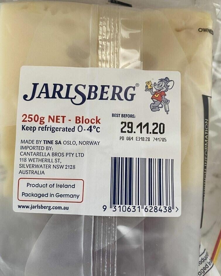 Сделано в Норвегии из продуктов Ирландии, упаковано в Германии и импортировано в Австралию. Этот сыр путешествует больше, чем я!