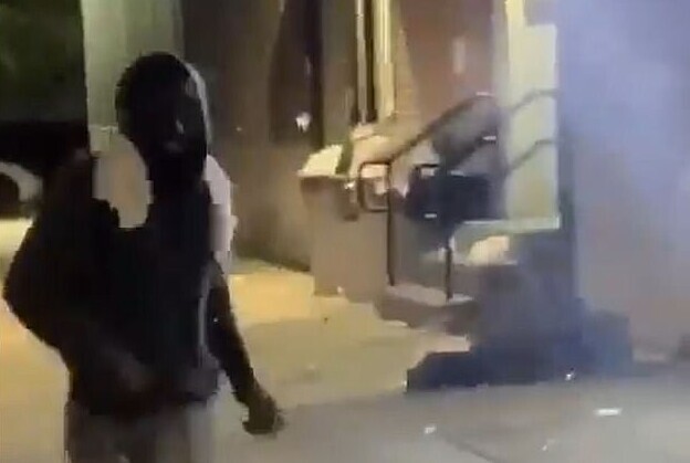 Мужчина бросил фейерверк в бездомного в Нью-Йорке