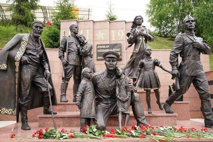 В Уфе открыли памятник «Землякам, ушедшим на фронт»