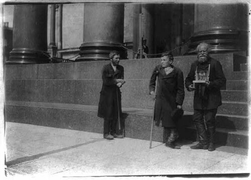 Нищие на паперти в Санкт-Петербурге. Фото начала XX века