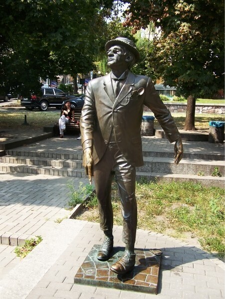 Памятник «великому слепому» Паниковскому в Киеве