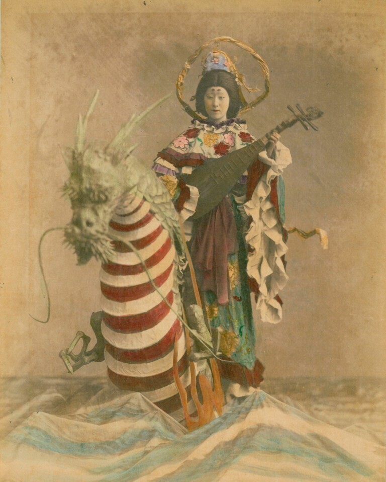 Гейша изображает богиню Бензаи. 1890
