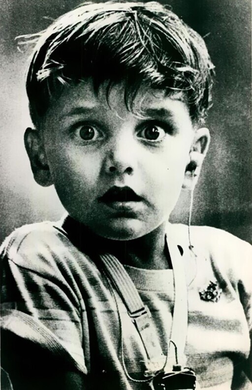 Гарольд Виттльз слышит впервые в своей жизни — доктор только что установил ему слуховой аппарат, 1974