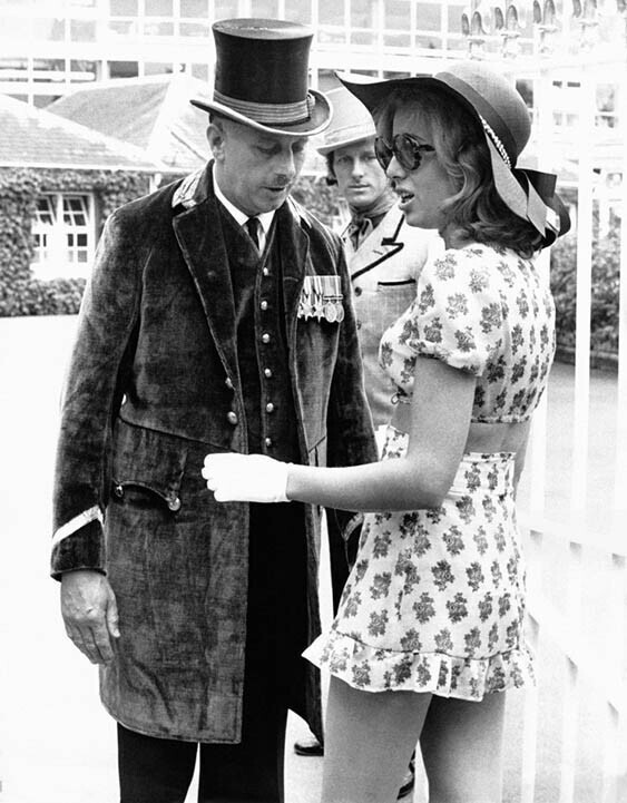 18 июня 1970 года. Великобритания. Девушку не пускают на скачки «Royal Ascot» из-за голого живота.