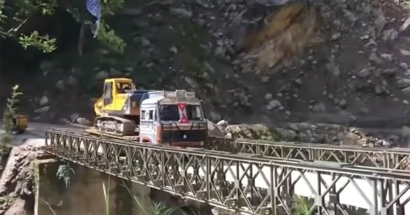 Грузовик с экскаватором обрушил мост над ущельем в Индии