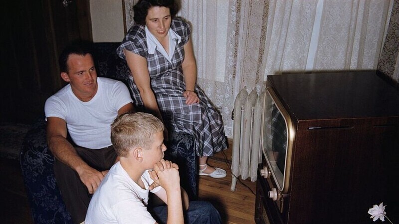 Почему британские семьи до сих пор смотрят черно-белые телевизоры?