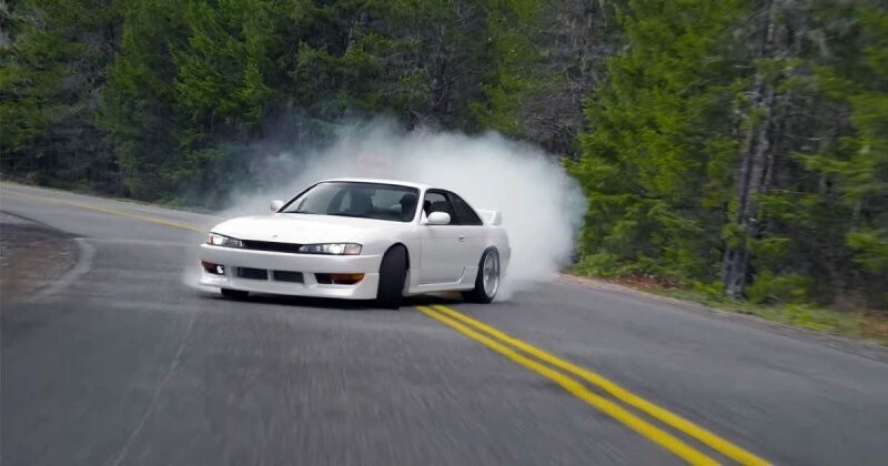 Красивый дрифт на Nissan Silvia по извилистой дороге