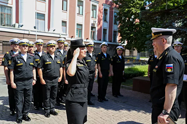 Командующий Балтийским флотом лично наградил участницу парада, потерявшую туфлю