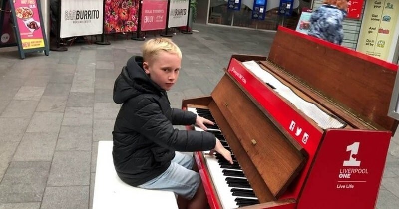 12-летний пианист исполняет в торговом центре танцевальные хиты 90-х