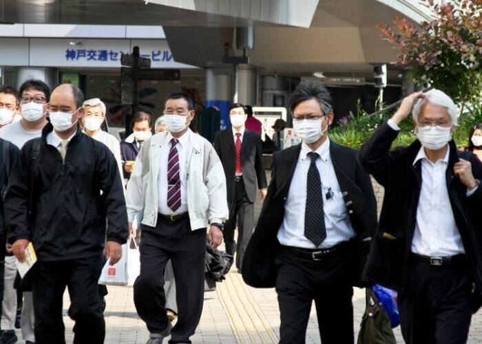 6. Люди часто носят маски в общественных местах.