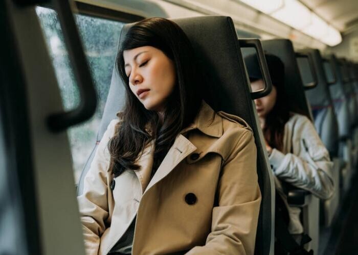 4. Люди спят в поездах.