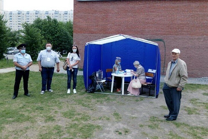 На пне или в багажнике: россияне делятся фото мест для голосования