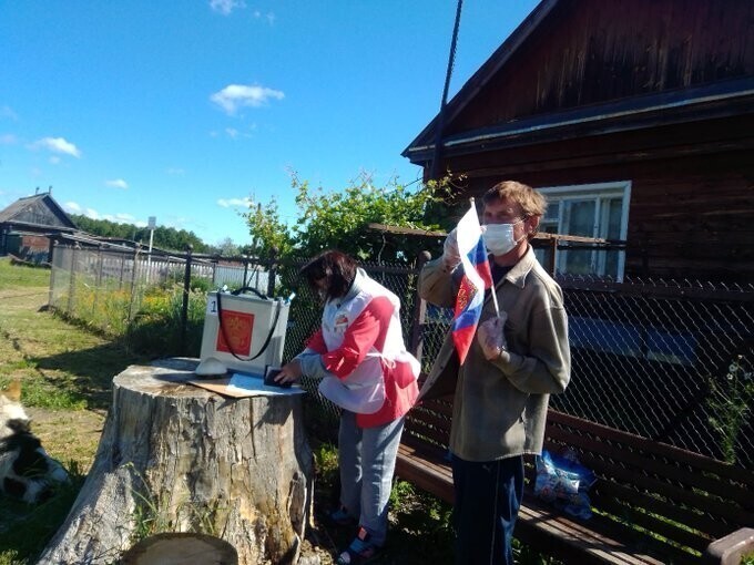 В селе Комаровка Ульяновской области выборы проходят в торжественной обстановке. На участке подняли флаг России