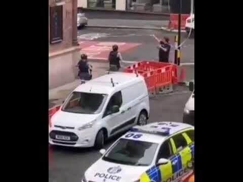 Полиция застрелила напавшего на людей с ножом в Глазго 