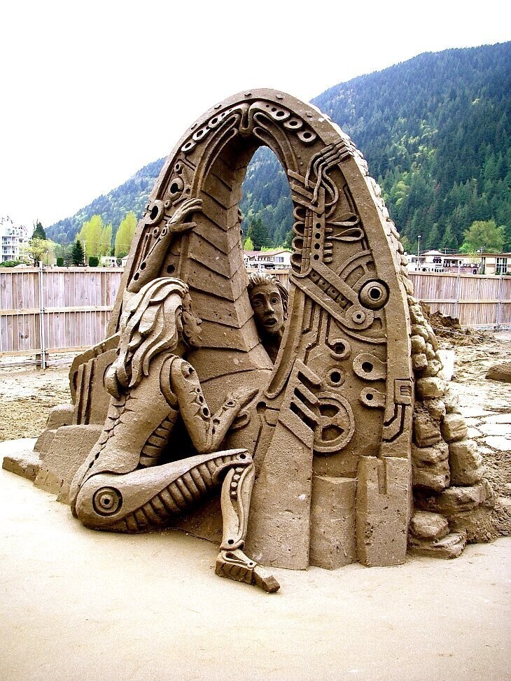 Эта скульптура называется «Назад в прошлое». Британская Колумбия, Чемпионат мира по изготовлению скульптур из песка. (Фото Amazin Walter):