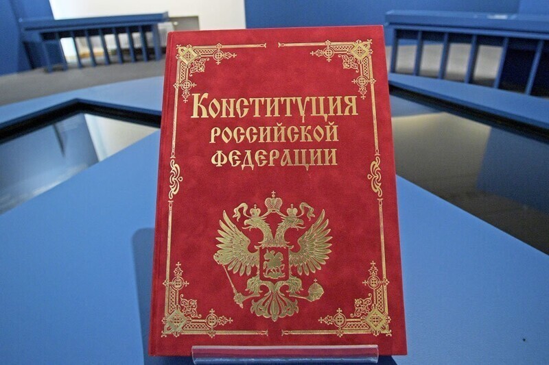 «Новая газета» совсем чокнулась, сравнив Конституцию 1993 года с Библией