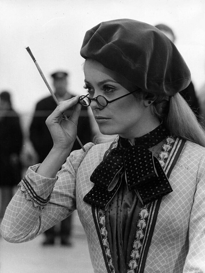 Катрин Денев рисует в перерывах между съёмками фильма "Майерлинг" 23 марта 1968 г. Венеция, площадь Святого Марка.