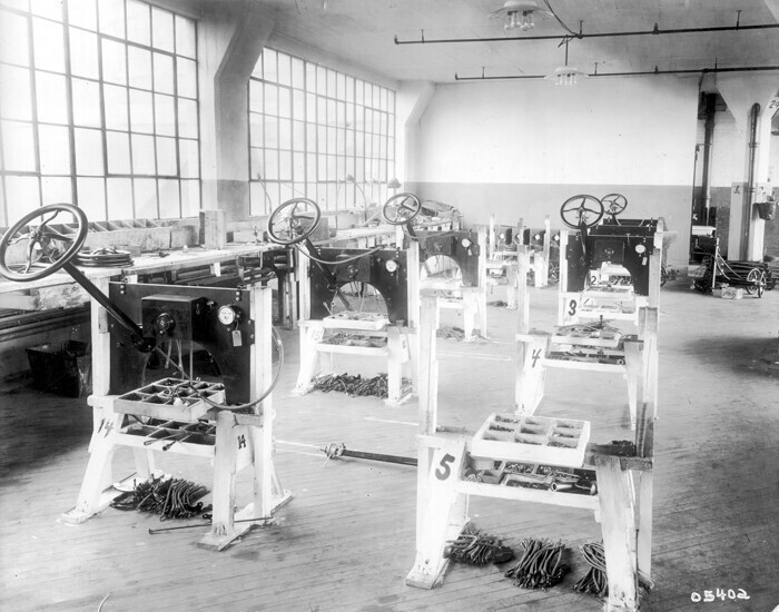 Сборка приборной доски на заводе в Хайленд-Парке, 1913