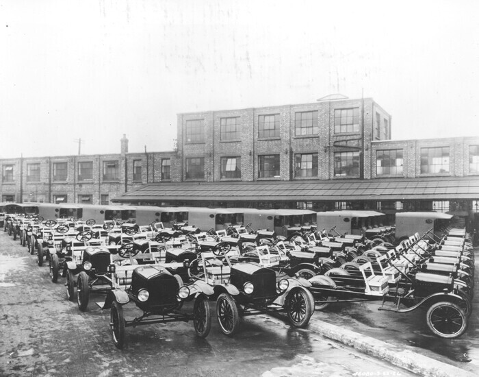 Завод в Манчестере, Англия, 1926. Model T собиралась в Англии с 1911 года, частично собранные автомобили поставлялись из США или Канады.