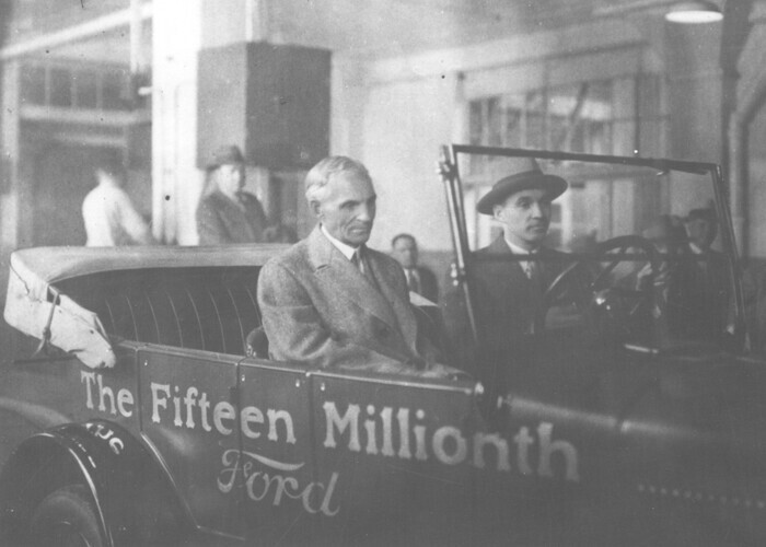 Генри Форд на заводе в Хайленд-Парке на 15-миллионном автомобиле Ford Model T, 1927