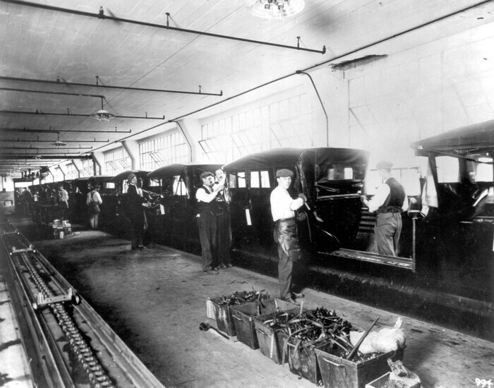 Установка складной крыши Ford Model T на заводе в Хайленд-Парке, 1915