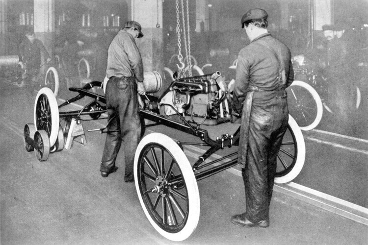 Установка двигателя на заводе в городе Хайленд-Парк, штат Мичиган, 1914