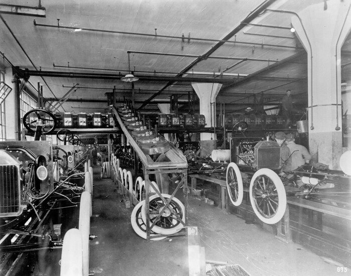 Установка радиаторов и колес на заводе в Хайленд-Парке, 1914