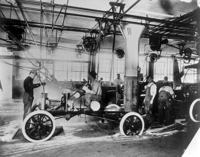 Проверка двигателей Ford Model T на заводе в Хайленд-Парке, 1914